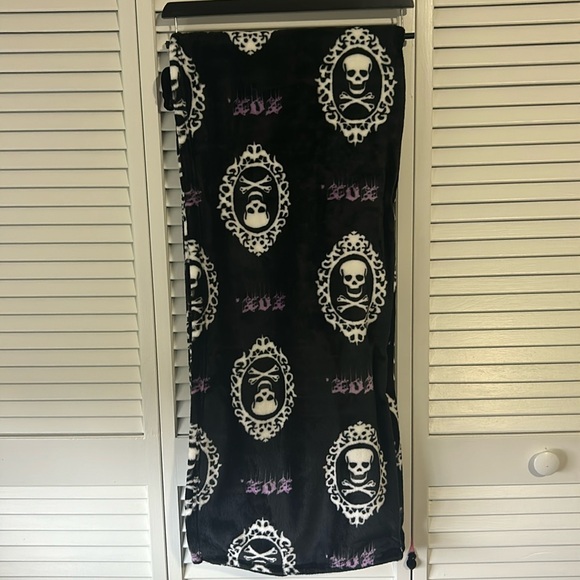 NWT Betsey Johnson Spooky Framed Skull Ultra Soft Plush Throw - Picture 3 of 6